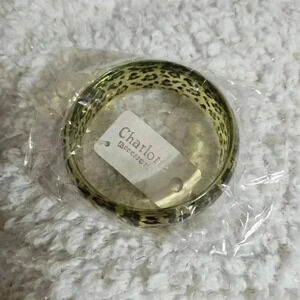 ❤️Free with bundle❤️NWT- Charlotte accessories bangle bracelet!